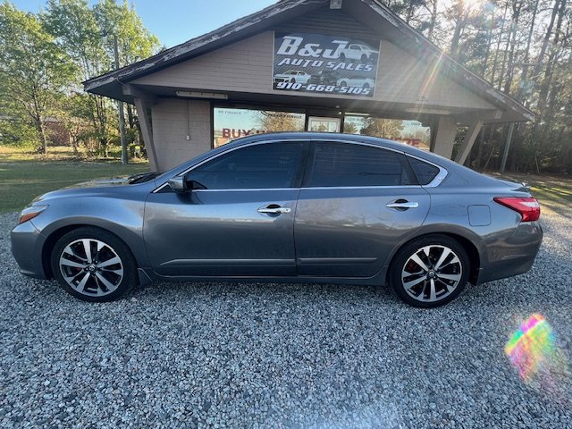 2016 Nissan Altima SR's photo